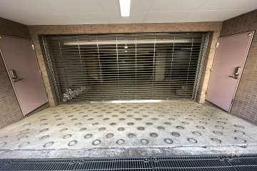 駐車場の出入り口（リングシャッター付き）