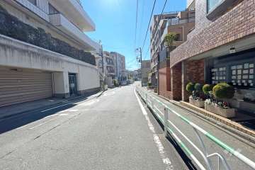 敷地東側の前面道路