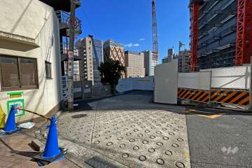 敷地南東側の前面道路（南東側から）