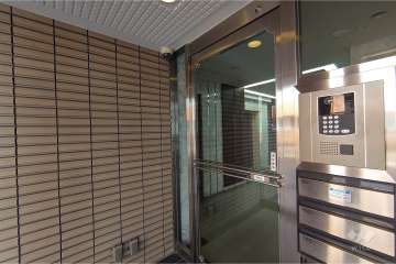 エントランスはオートロック付きです。