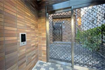 エントランスはオートロック付きです。