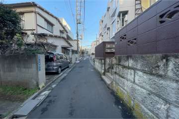 敷地北西側の前面道路（南西側から）