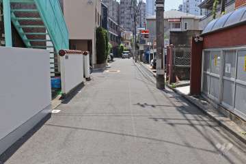 敷地東側の前面道路（北側から）