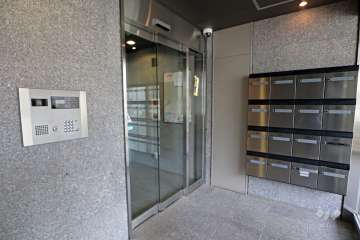 エントランスはオートロック付きです。