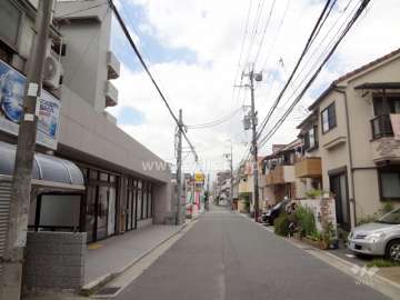 敷地北側の前面道路。店舗部分があります。