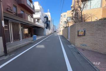 敷地南側の前面道路（東側から）