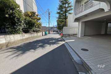 敷地北東側の前面道路