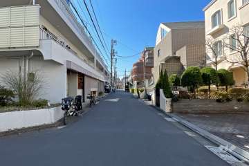 敷地西側の前面道路