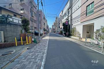 敷地北側の前面道路（南東側から）