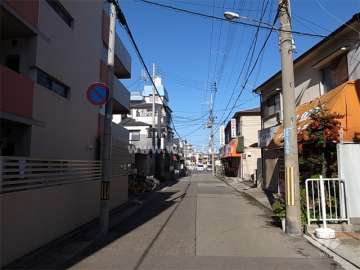 敷地東側の前面道路。周辺は住宅と商店が混在する静かな住宅地です。
