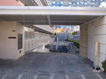 地下駐車場へのアプローチ。エントランス前は車寄せになっています。