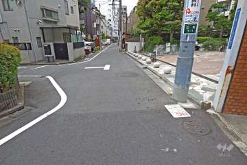 敷地南側の前面道路（東側から）
