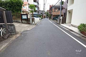 敷地南側の前面道路（西側から）