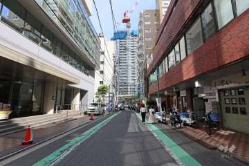 敷地北東側の前面道路(北西側から)