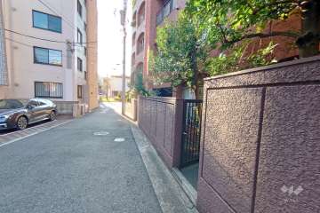 敷地南側の前面道路（東側から）