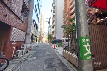 敷地北側の前面道路（西側から）
