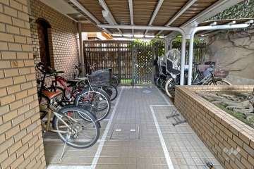 屋内に設けられた駐輪場