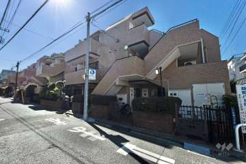 外観　エントランス側道路の東から