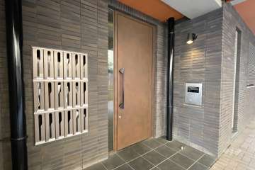 エントランスはオートロック付きです。