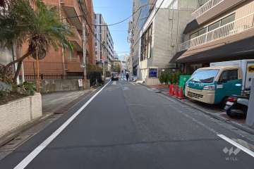 敷地南東側の前面道路（北東側から）