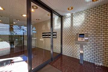 エントランスはオートロック付きです。