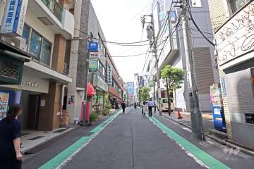 敷地北東側前面道路(南東側から)