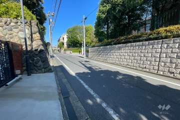 敷地北側の前面道路（東側から）
