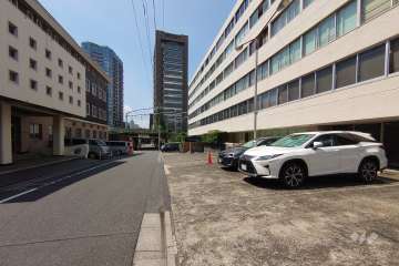 敷地南東側の前面道路（北東側から）