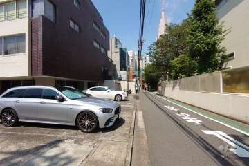 敷地北東側の前面道路（南東側から）