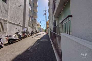 敷地南東側の前面道路（北東側から）