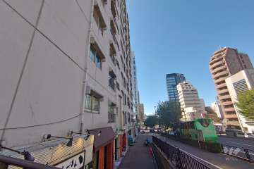 敷地北東側の前面道路（南東側から）