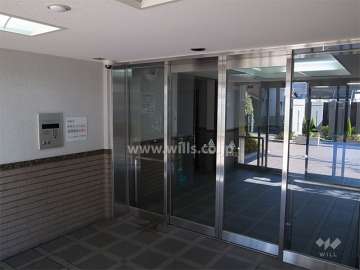 エントランスはオートロック付きです。