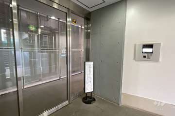 エントランスはオートロック付きです。