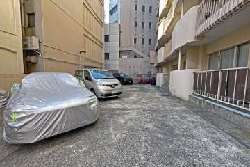 敷地内駐車場（屋外平面式）は敷地北側にあります。