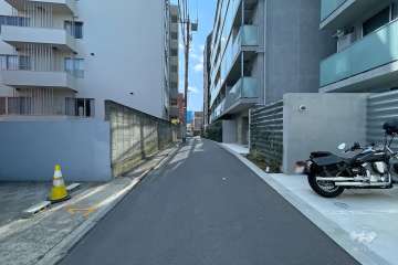 敷地西側の前面道路