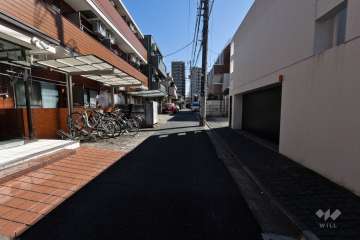 敷地南西側の前面道路（北西側から）