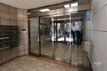 エントランスはオートロック付きです。