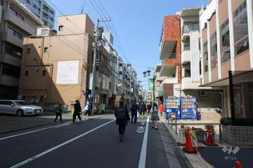 敷地南西側の前面道路（南東側から）