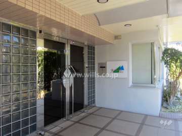 エントランスの壁面には一部ガラスブロックが用いられています。