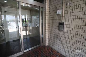 エントランスはオートロック付きです。