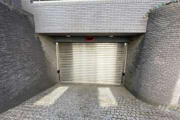 駐車場の出入り口（シャッター付き）
