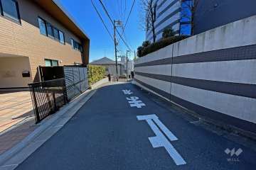 敷地の北西側前面道路（南西側から）