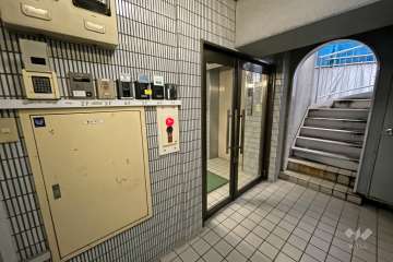 エントランスはオートロック付きです。