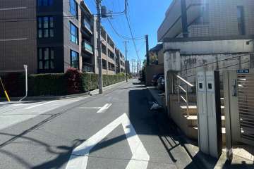 敷地北側の前面道路（西側から）