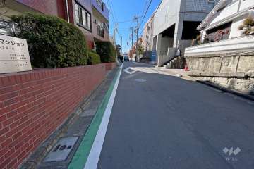 敷地西側の前面道路