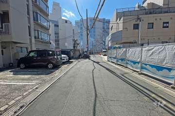 敷地西側の前面道路