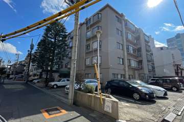 マンション原宿の外観（西側から）