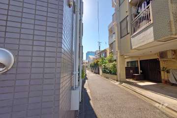 敷地北側の前面道路（東側から）