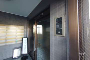 エントランスはオートロック付きです。