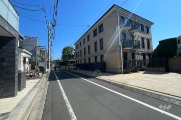 敷地北西側の前面道路（南西側から）